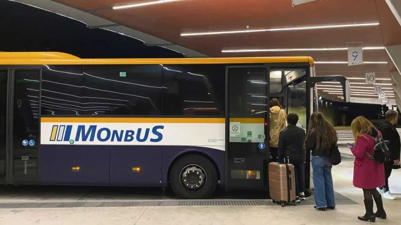 Autobuses de Monbus na estaci&oacute;n de Santiago de Compostela. (Foto: Arias)