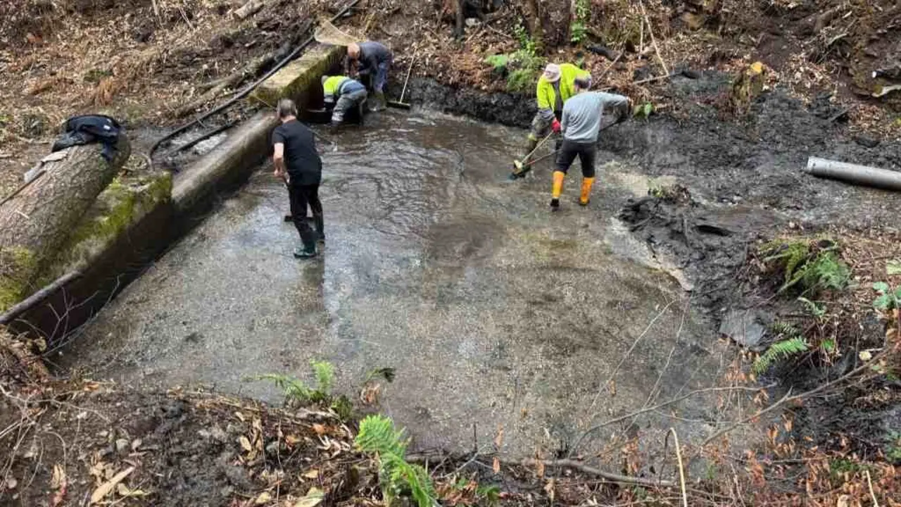 Limpeza nun dep&oacute;sito de auga para a tra&iacute;da do Concello de Vilamart&iacute;n (Valdeorras). (Foto: Concello de Vilamart&iacute;n)