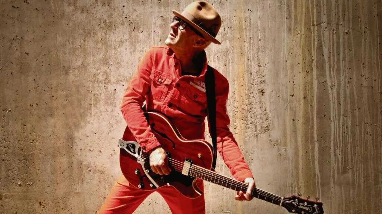 O m&uacute;sico e ilustrador tudense V&iacute;ctor Coyote actuar&aacute; o 12 de novembro na sala Riquela de Compostela, no marco deste ciclo. (Foto: Ra&iacute;&ntilde;a Productions)