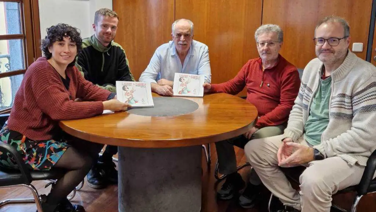 Luc&iacute;a L&oacute;pez Sobrado, Daniel Moscoso, Xo&aacute;n Xes&uacute;s Carril, Xes&uacute;s Seixo e Roberto Vilame&aacute;, esta cuarta feira durante a presentaci&oacute;n. (Foto: Concello de Arz&uacute;a)