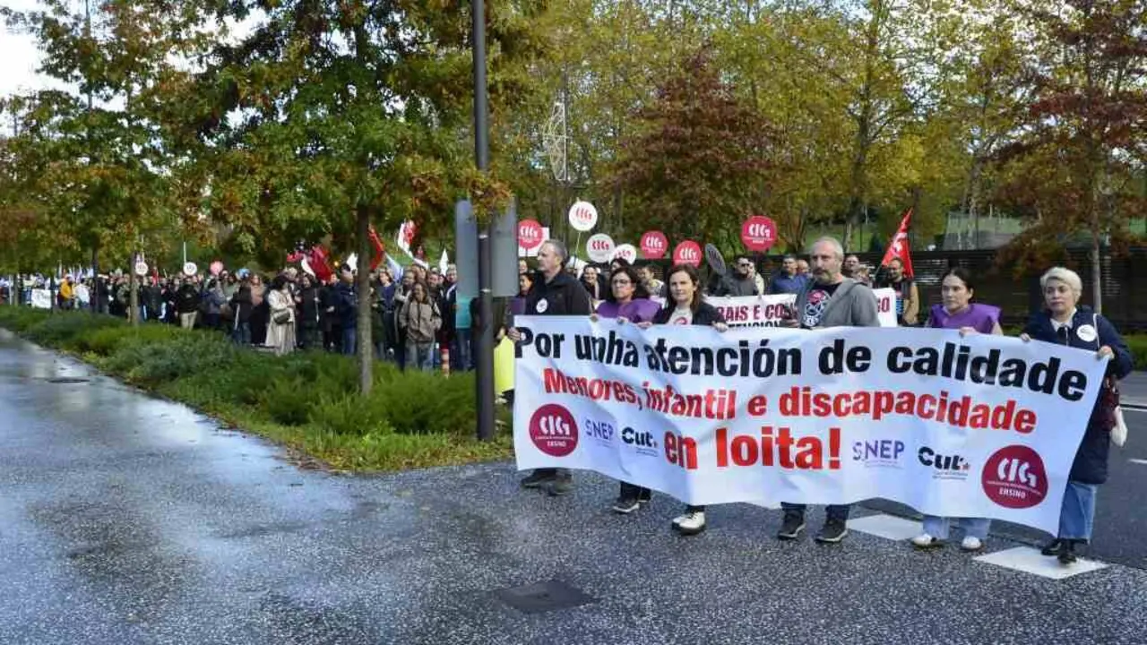 Protesta no marco da folga nos servizo esenciais privatizados desta quinta feira 6 de novembro, en Compostela. (Foto: N&oacute;s Diario)