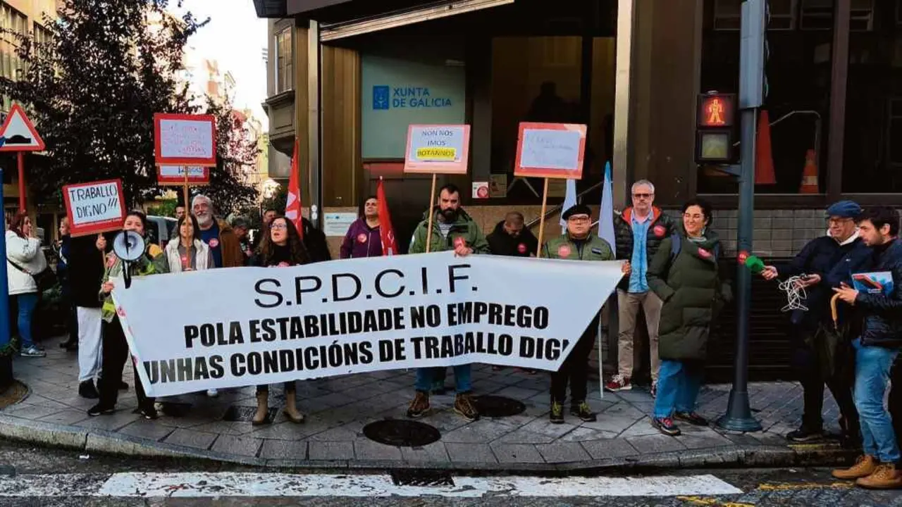 Bombeiros forestais do SPIF protestando esta quinta feira 6 de novembro diante da Delegaci&oacute;n da Xunta da Galiza en Ourense. (Foto: N&oacute;s Diario)