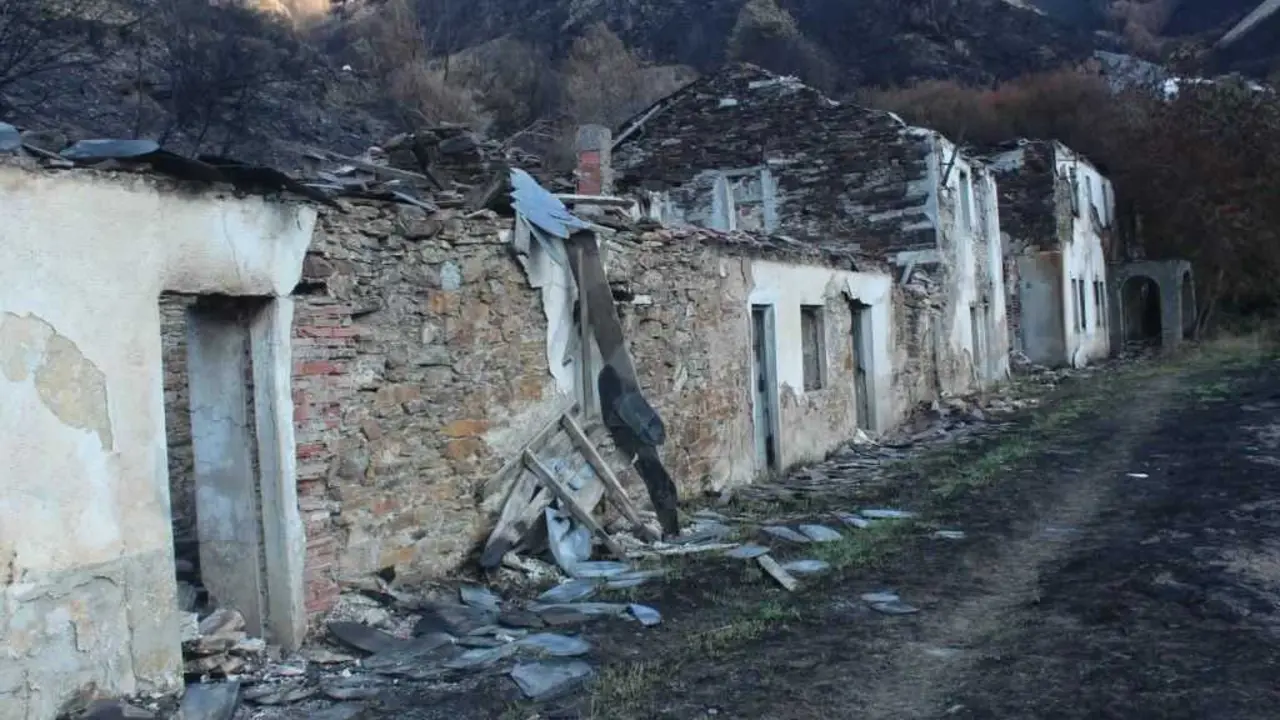 Edificios danados polos incendios na contorna da mina de Valborraz, nos montes de Casaio (Valdeorras). (Foto: Sputnik Galego)