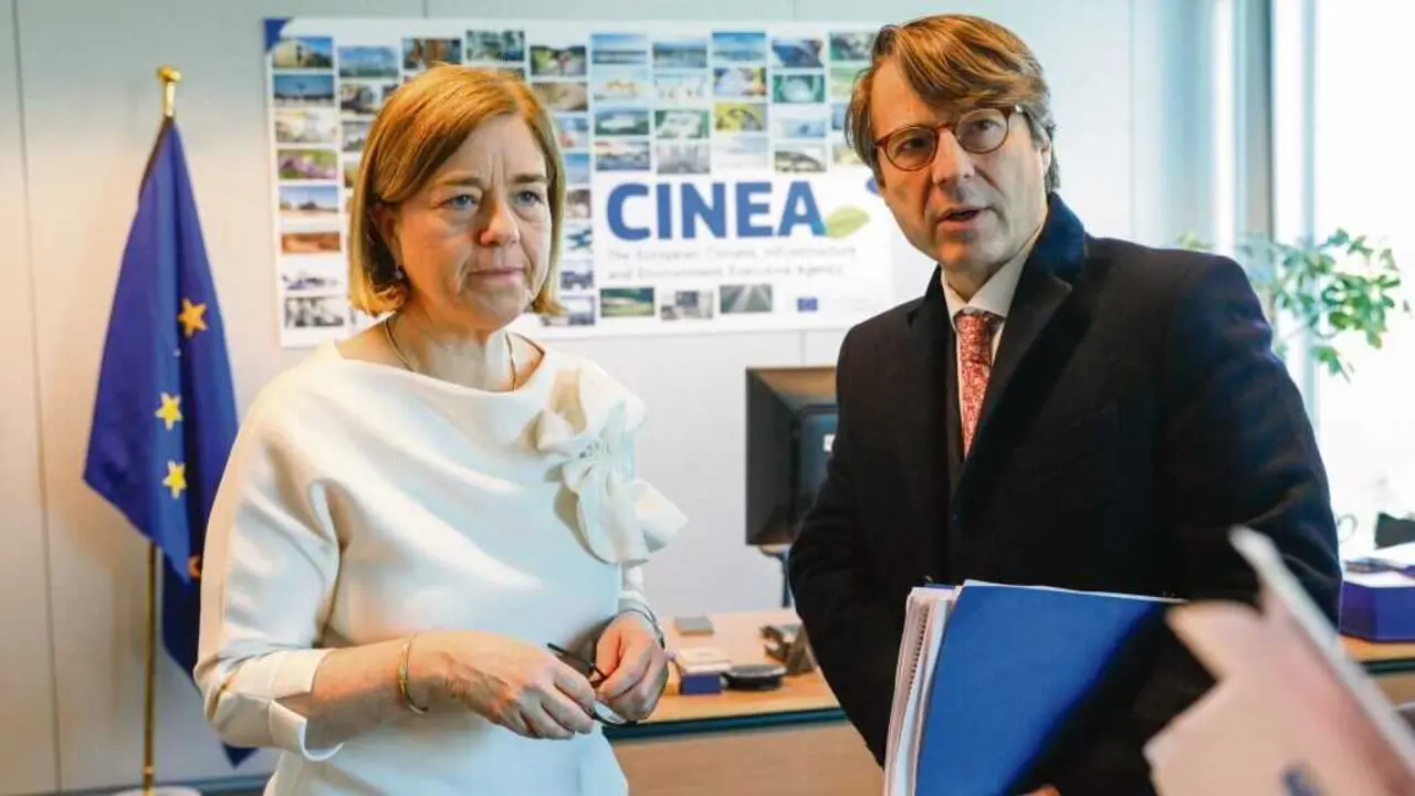 Paloma Aba, directora de Cinea, recibiu a visita do conselleiro de Facenda, Miguel Corgos, en abril. (Foto: Xunta da Galiza)