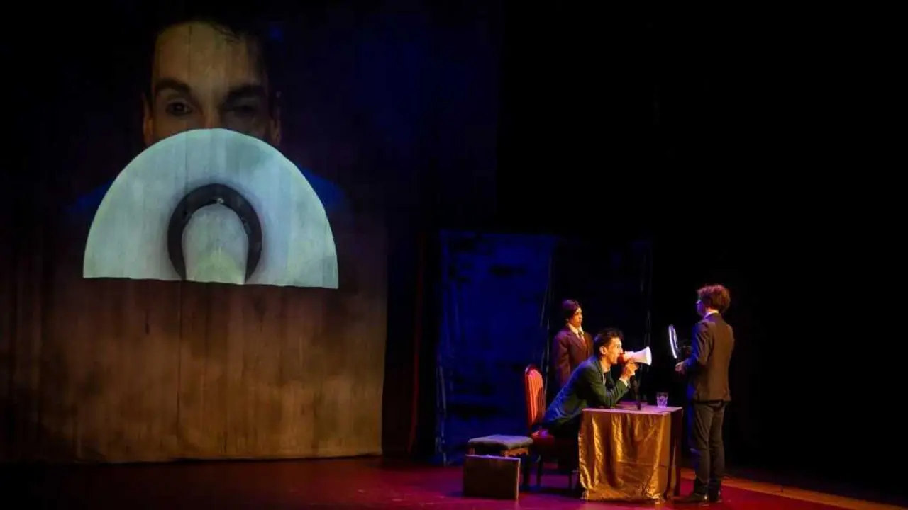 Escena do espect&aacute;culo 'Media por media (A culpa &eacute; t&uacute;a)', en Carballo, en outubro. (Foto: Vanessa Rabade)