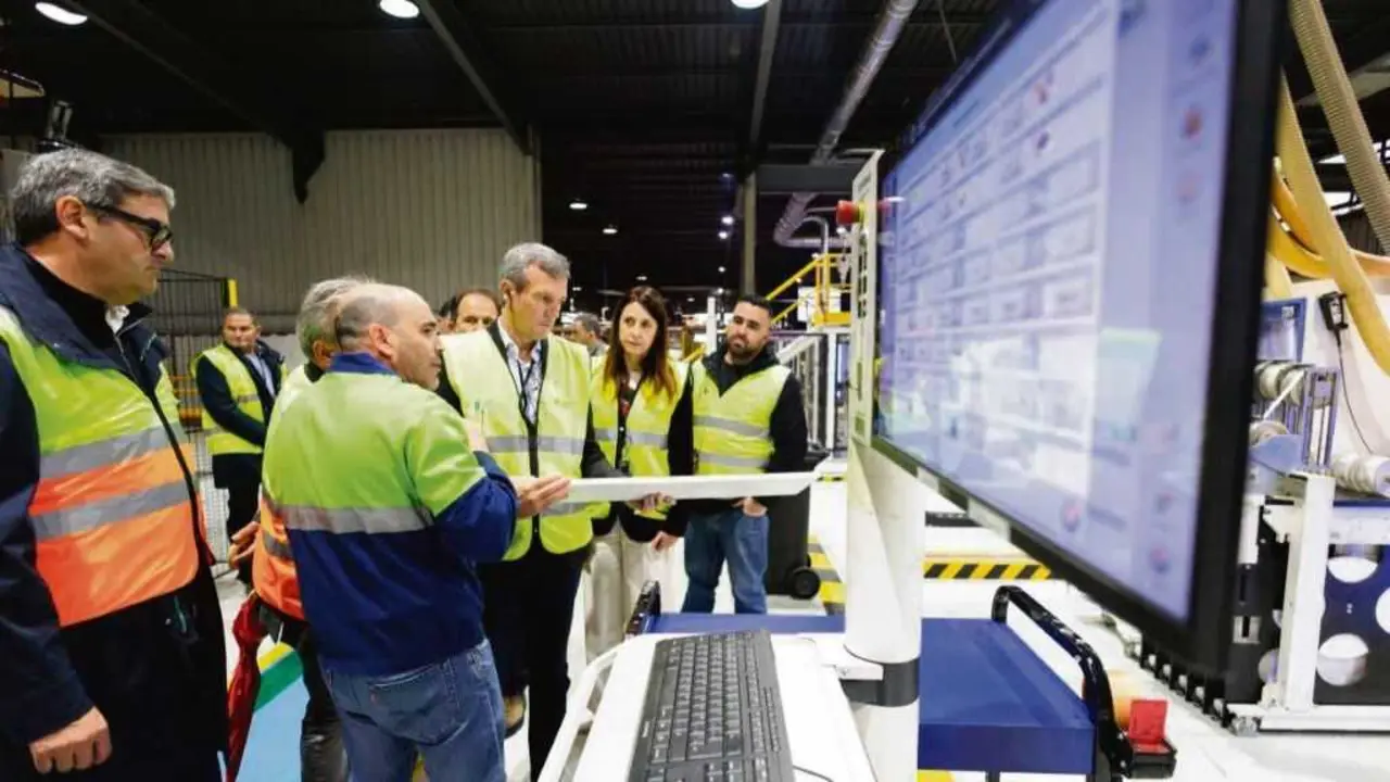 Alfonso Rueda, este 12 de novembro nas instalaci&oacute;ns de Finsa, empresa l&iacute;der do sector madeireiro. (Foto: Xunta da Galiza)