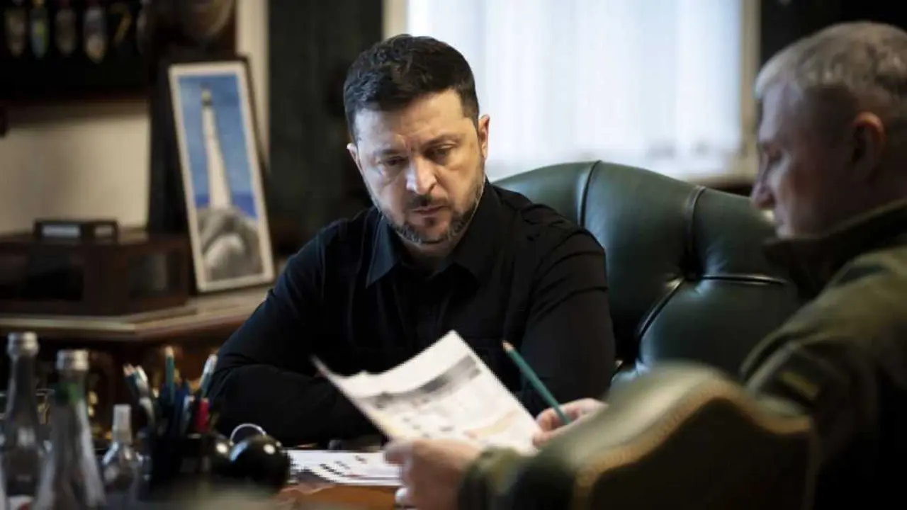 Volodimir Zelenski reunido co xefe do Servizo de Intelixencia Exterior de Ucra&iacute;na, Oleh Ivashchenko, antonte. (Foto: Ukraine Presidency / Ukrainian Pre / Zuma Press)