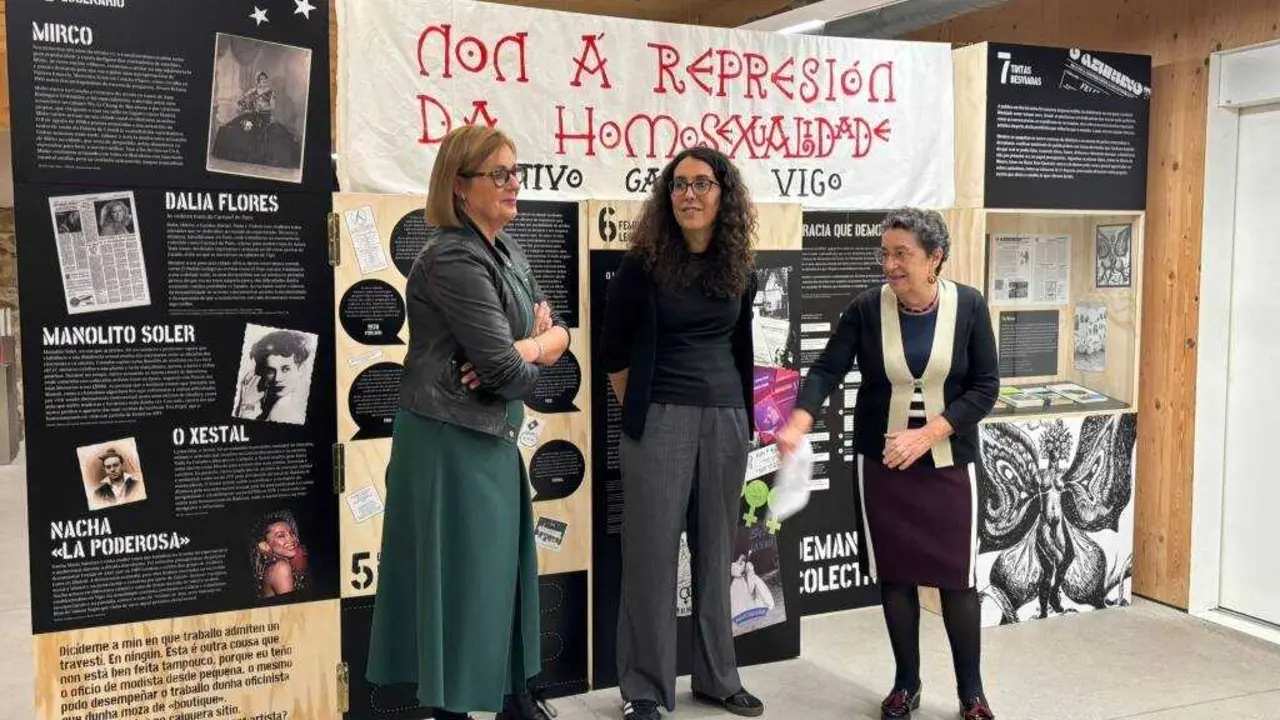 Carme Ad&aacute;n, Daniela Ferr&aacute;ndez e Rosario &Aacute;lvarez durante a inauguraci&oacute;n da exposici&oacute;n, en Vigo, esta quinta feira. (Foto: N&oacute;s Diario)