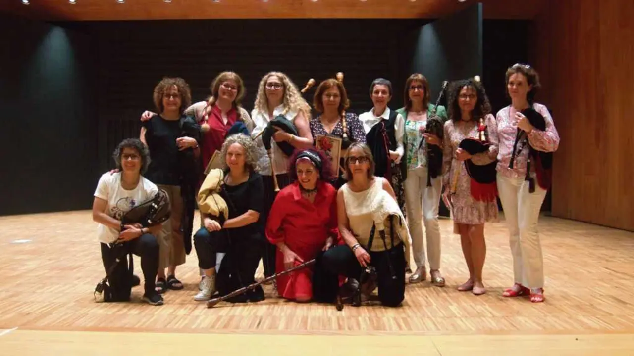 As Gaiteiras pioneiras de Mos no Abrente Folk 2025. (Foto: Concello de Mos)