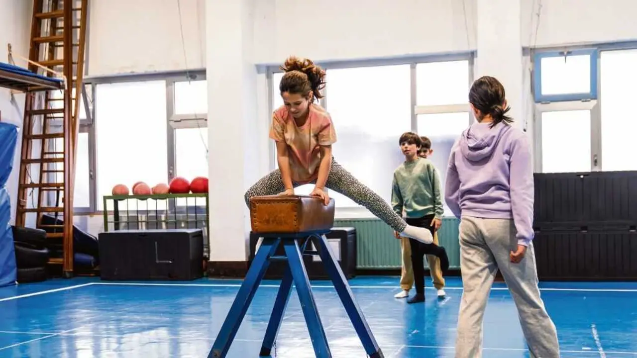 Alumnado nunha clase de educaci&oacute;n f&iacute;sica no ximnasio dun colexio. (Foto: Koldo Studio)