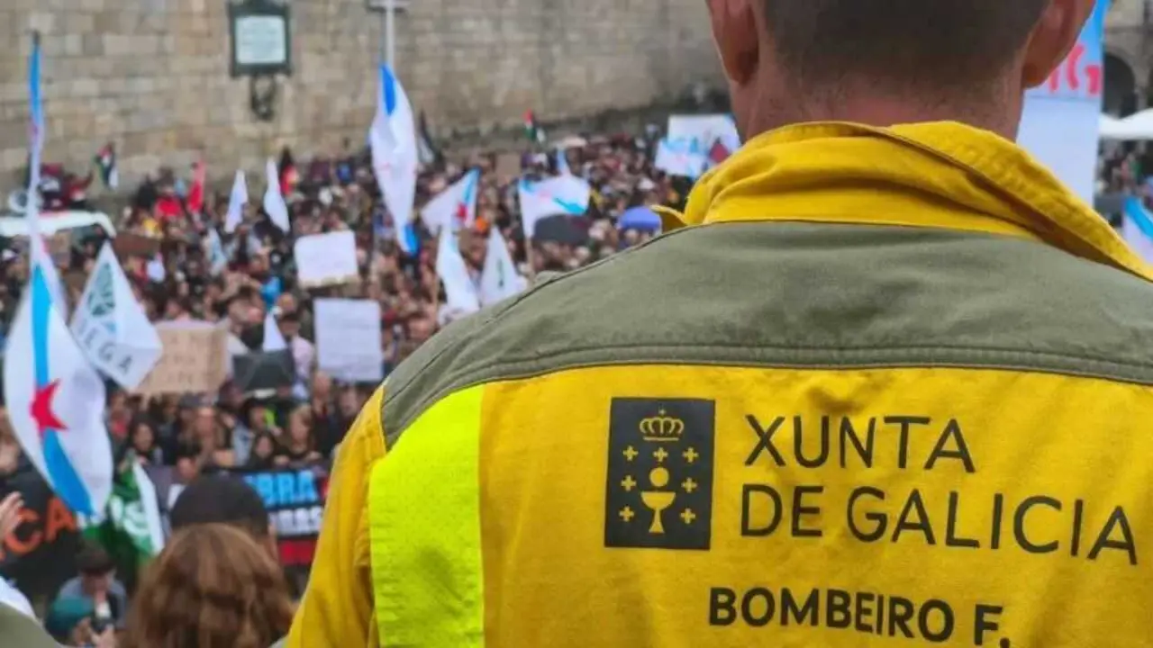 Bombeiro forestal nunha mobilizaci&oacute;n en Compostela. (Foto: N&oacute;s Diario)