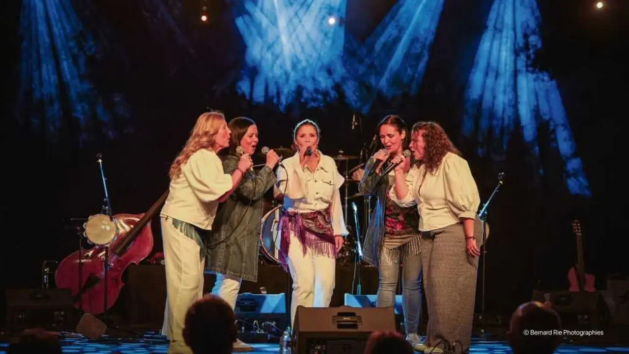 Marisol Palomo, Natalia Codesal, Ver&oacute;nica Codesal, Magal&iacute; Men&eacute;ndez (ex integrante do grupo convidada para o concerto). (Foto: Bernard Rie)