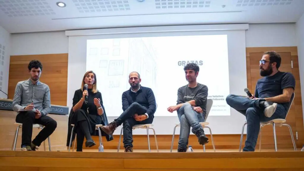 Iago Lesteg&aacute;s, Valerio Gonz&aacute;lez,
Mar&iacute;a Jos&eacute; Pi&ntilde;eira, Ant&oacute;n Abelenda e Roi Garc&iacute;a, este 14 de novembro en Compostela. (Foto: Juan Barcia)