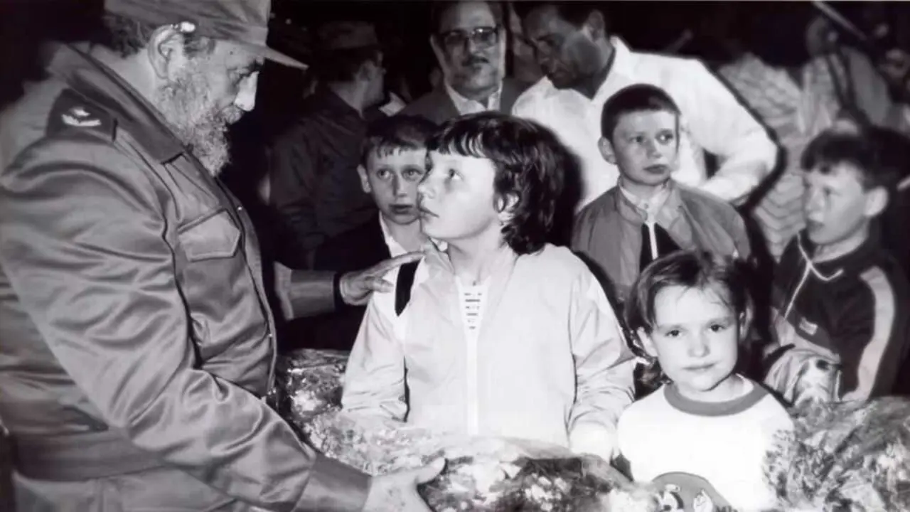 Fotograf&iacute;a de Fidel Castro con crianzas ucra&iacute;nas chegadas a Cuba inclu&iacute;da na pel&iacute;cula documental 'Tarar&aacute;' de Ernesto Font&aacute;n (2021). (Foto: Espacio de la Fraternidad Argentino Cubana / Carbono Films)