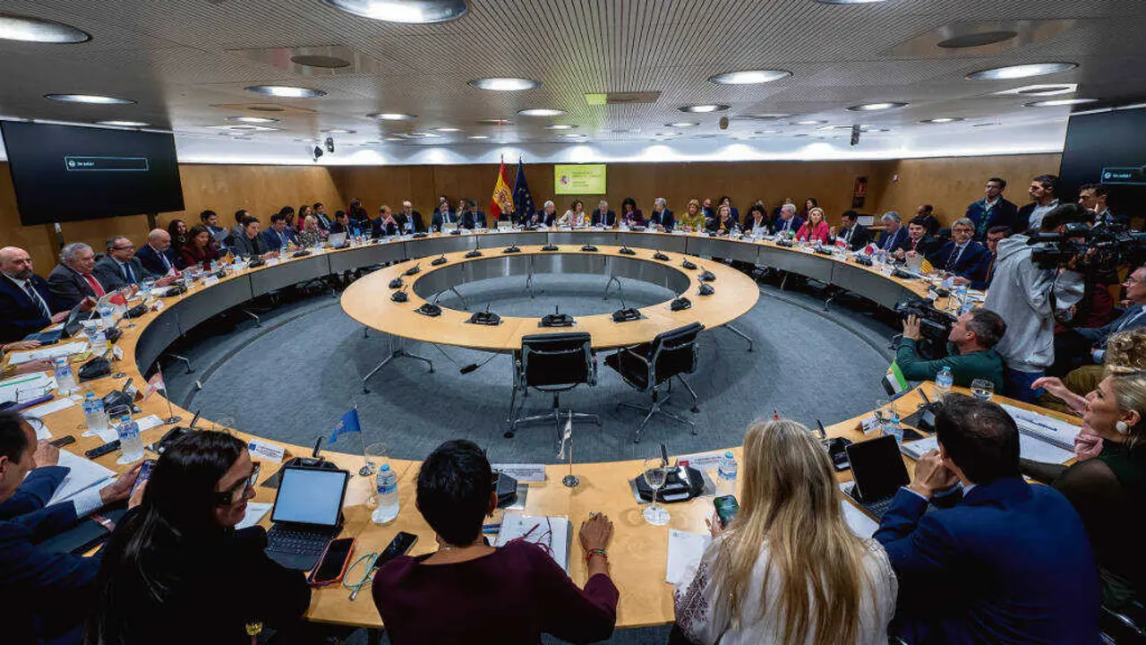 La vicepresidenta primera y ministra de Hacienda, Mar&iacute;a Jes&uacute;s Montero, durante la reuni&oacute;n del Consejo de Pol&iacute;tica Fiscal y Financiera (CPFF), en el Ministerio de Hacienda, a 17 de noviembre de 2025, en Madrid (Espa&ntilde;a). Durante la reuni&oacute;n se prev&eacute; que el Ministerio de Hacienda traslade a las Comunidades Aut&oacute;nomas cu&aacute;les son los objetivos de d&eacute;ficit y deuda de cara a 2026.

Alberto Ortega / Europa Press
17/11/2025