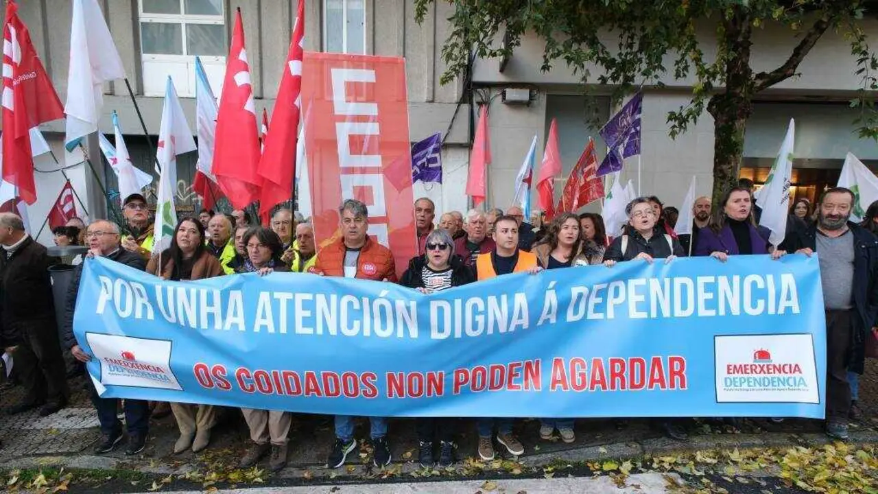 Mobilizaci&oacute;n de Emerxencia Dependencia, esta segunda feira ante o Parlamento. (Foto: N&oacute;s Diario)
