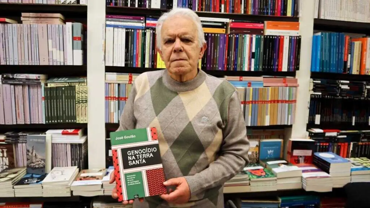 Jos&eacute; Goul&atilde;o presentou 'Gonoc&iacute;deio na Terra Santa' esta cuarta feira na librar&iacute;a Cartab&oacute;n de Vigo. (Foto: L.P.)