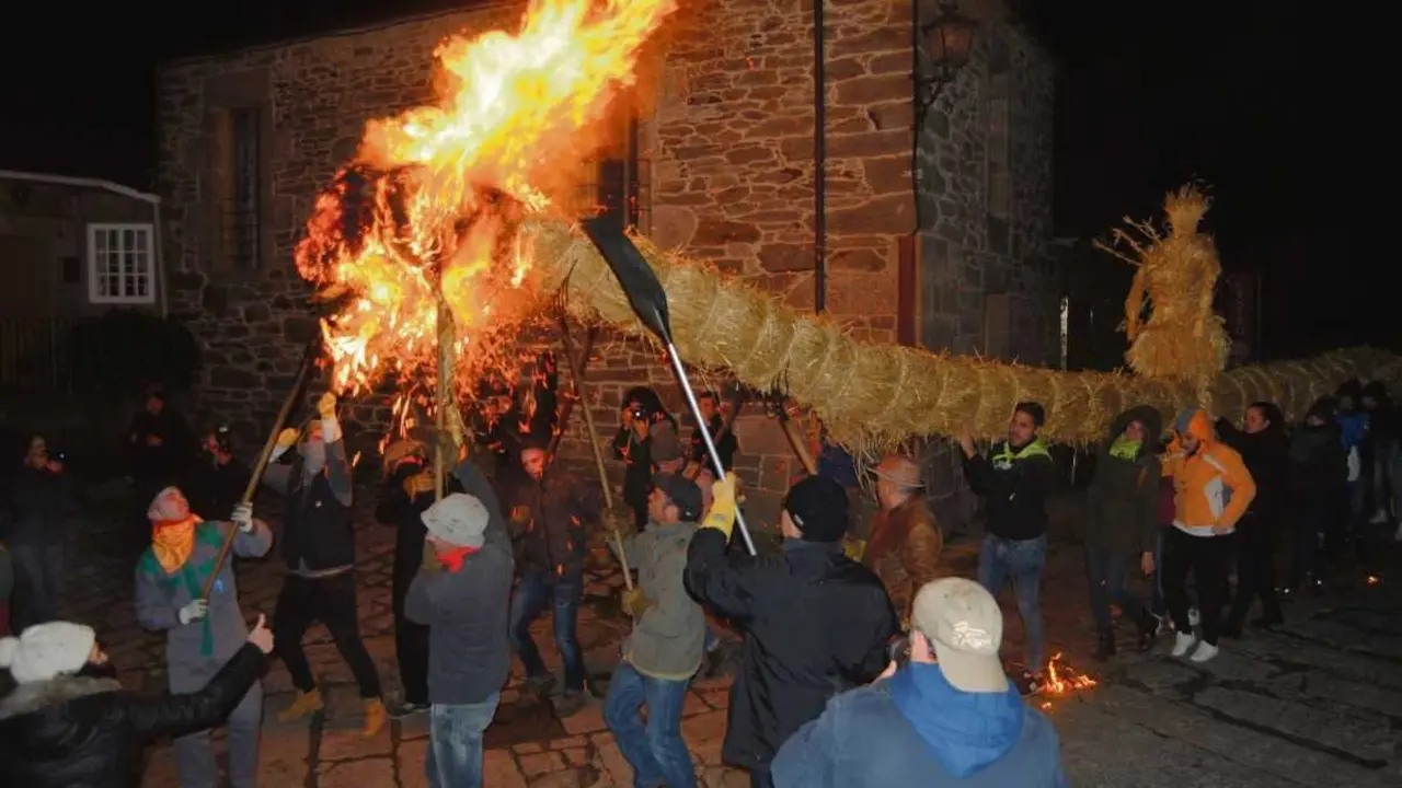 Festa dos Fachos de Castro Caldelas (Terra de Caldelas). (Foto: Rafael Quint&iacute;a)
