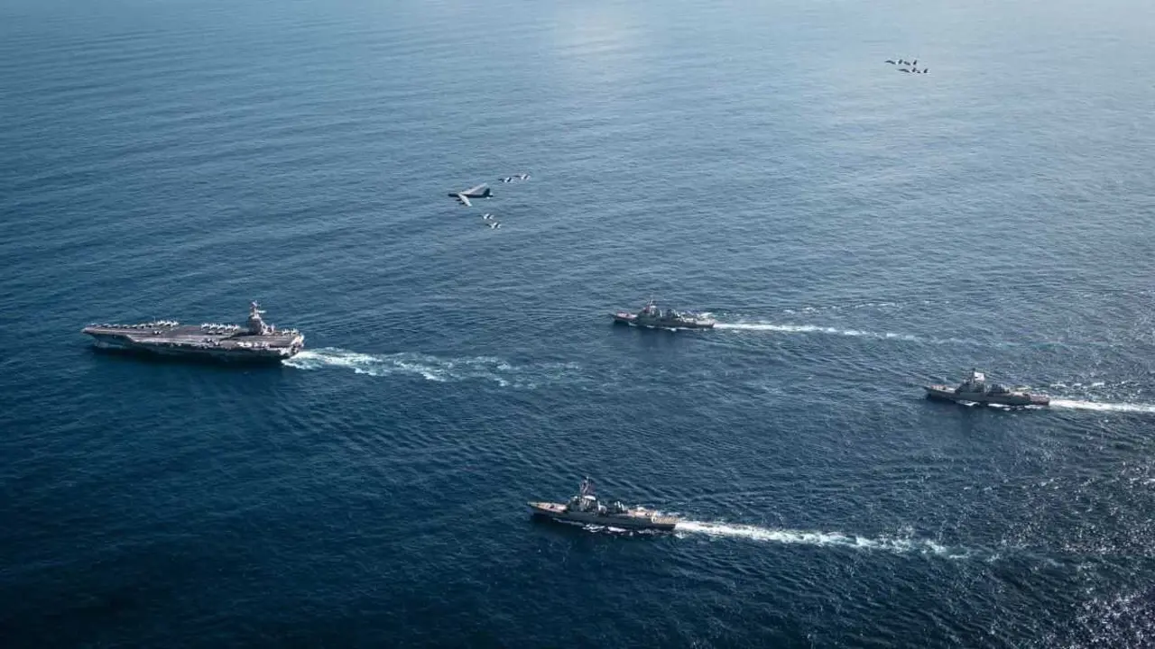 O portaavi&oacute;ns USS Gerald Ford escoltado por tres destrutores, un&nbsp;bombardeiro B-52 e oito cazas no mar Caribe o pasado 14 de novembro. (Foto: Goberno do os EUA)
