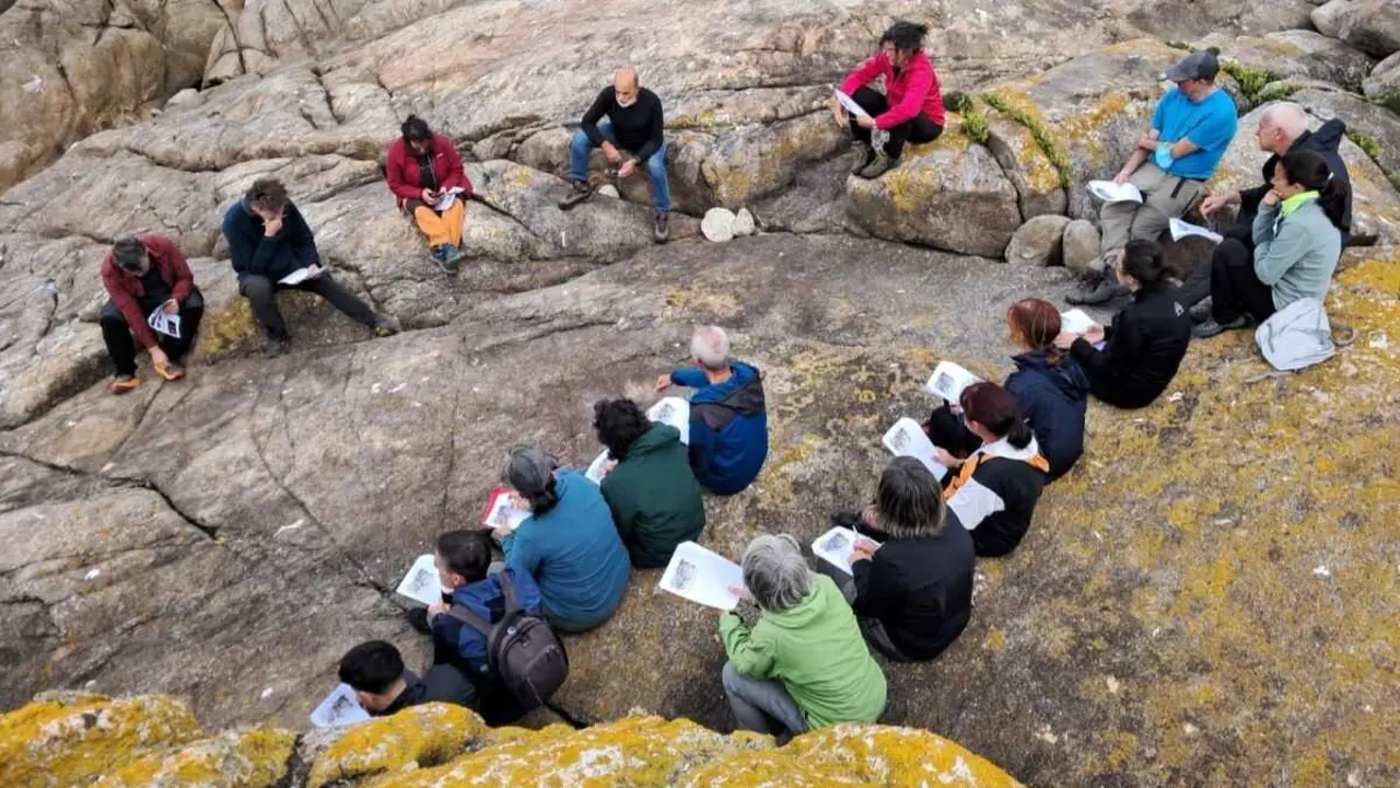 Sesi&oacute;n dos Paseos Pedag&oacute;xicos da CIG-Ensino de Vigo en Moug&aacute;s, Oia (Baixo Mi&ntilde;o). (Foto: Paco Mart&iacute;nez)