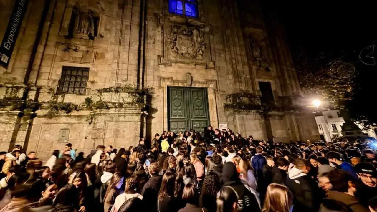 Mozas e mozos agardando ante a Igrexa da USC para entrar no concerto de 9Louro. (Foto: @navoltadafolla)