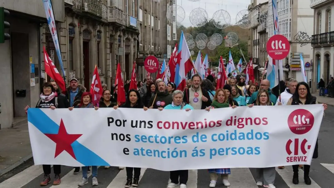 Mobilizaci&oacute;n de persoal do sector dos coidados, este 22 de novembro en Compostela. (Foto: N&oacute;s Diario)