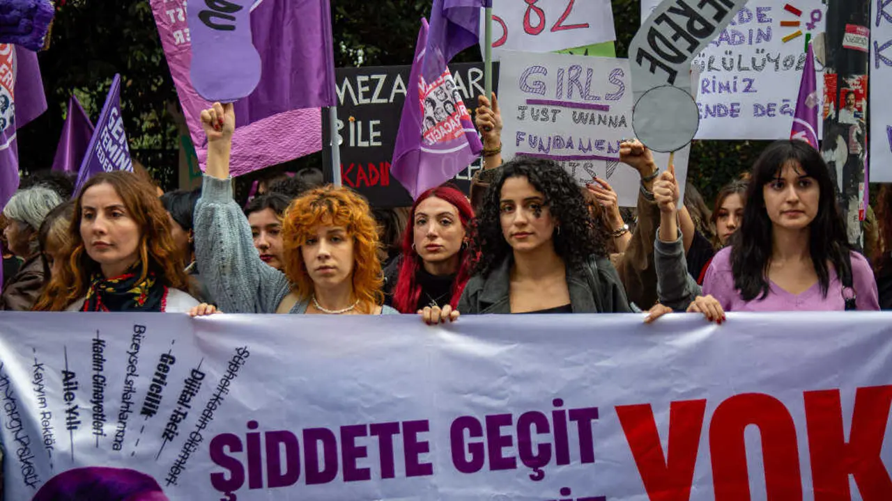 Protesta o 23 de novembro de 2025 en Istambul (Turqu&iacute;a) por mor do D&iacute;a Internacional da Eliminaci&oacute;n da Violencia contra as Mulleres. (Foto: Abdullah Tepeli / ZUMA Press Wire / DPA v&iacute;a Europa Press)