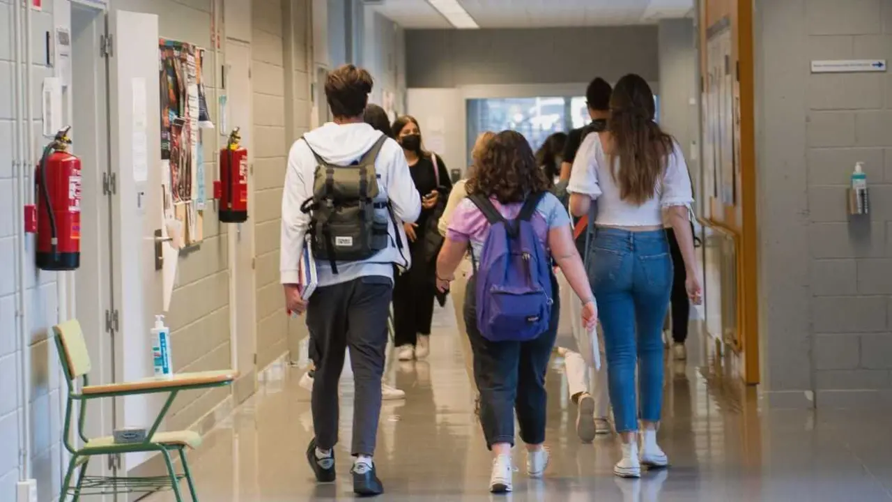 Adolescentes no corredor dun centro educativo. (Foto: Gl&ograve;ria S&aacute;nchez / Europa Press)