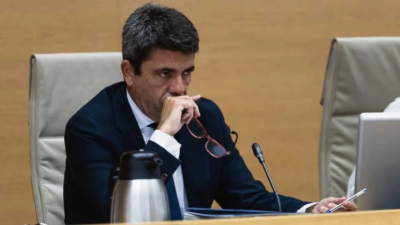 Carlos Maz&oacute;n, o 17 de novembro, no Congreso espa&ntilde;ol, comparecendo na comisi&oacute;n da DINA. (Foto: Ananda Manj&oacute;n / Europa Press)