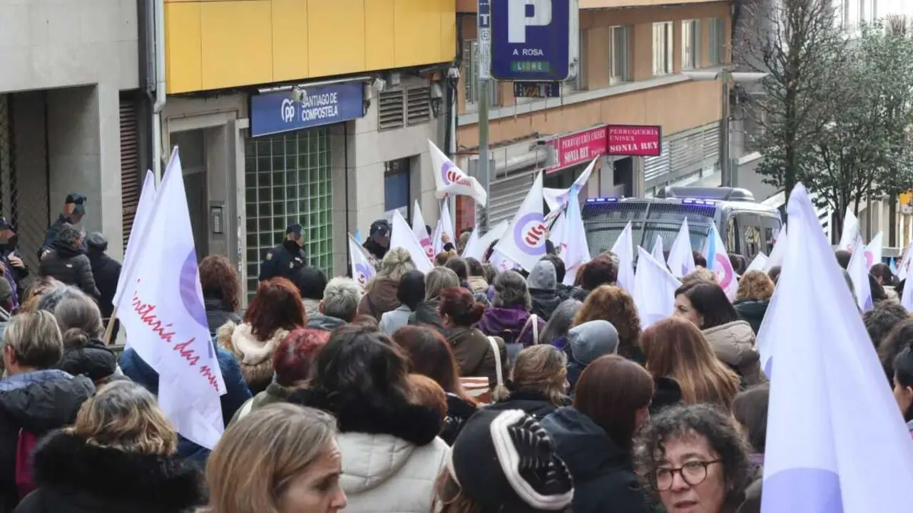 Mobilizaci&oacute;n das mulleres da CIG este 15 de novembro ante a sede do PP en Santiago de Compostela. (Foto: N&oacute;s Diario)