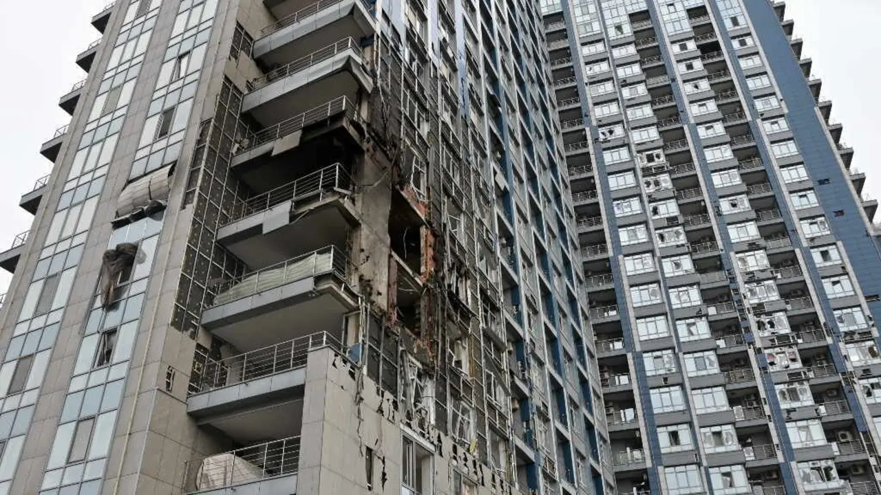 Danos o 25 de novembro de 2025 nun edificio en K&iacute;iv, que Ucra&iacute;na atrib&uacute;e ao impacto dun drone ruso. (Foto: Aleksandr Gusev / Zuma Press)