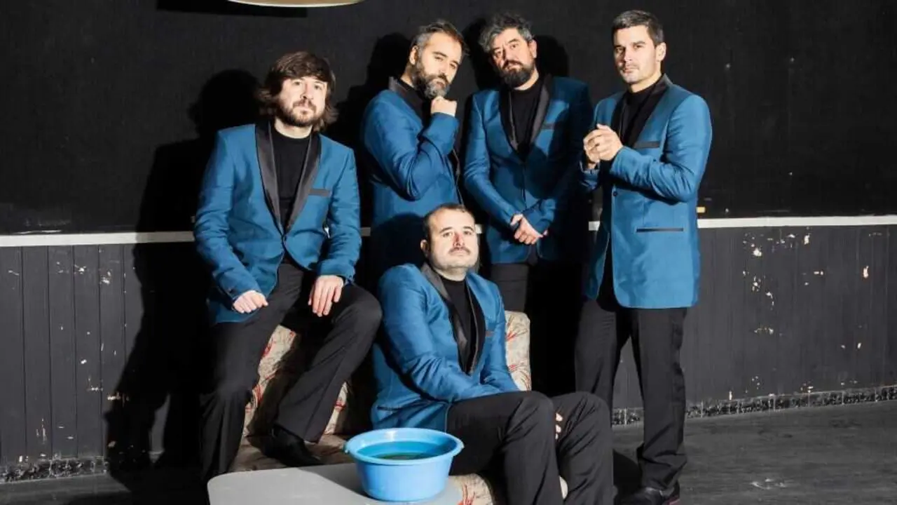 Manuel Caamagno, segundo pola esquerda, xunto o resto de membros da banda. (Foto: David Silva)