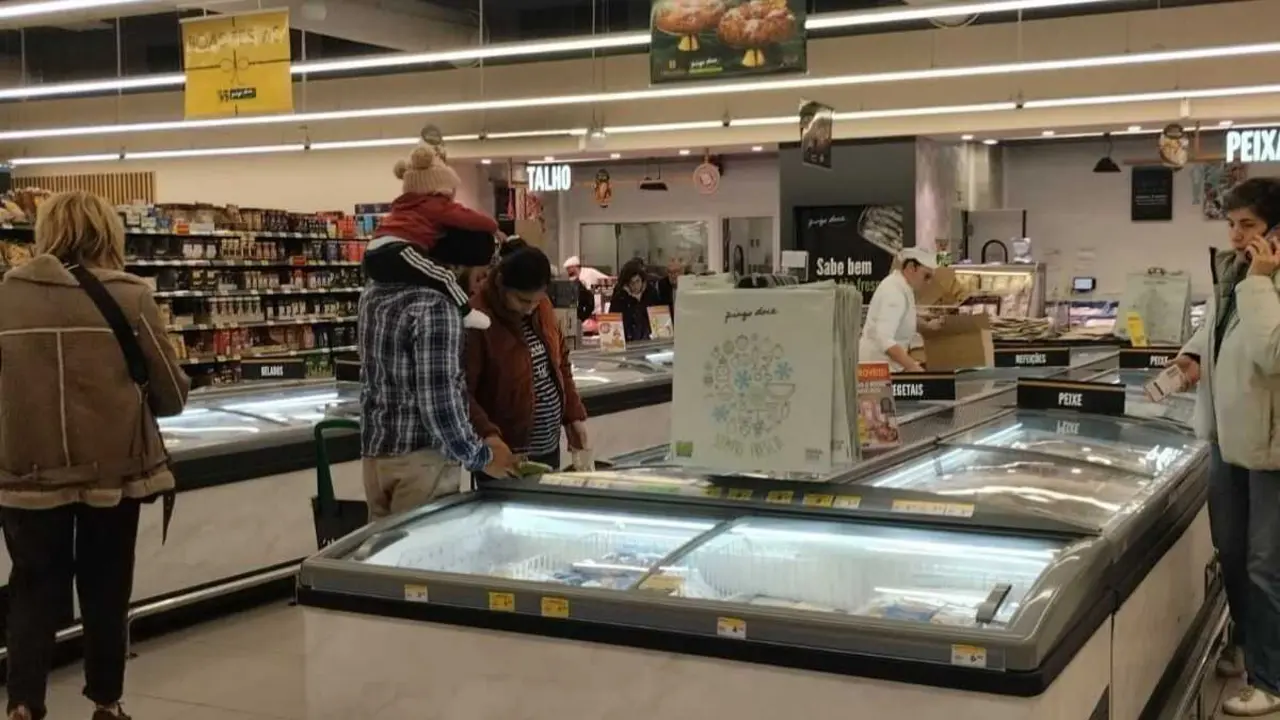 Traballadores inmigrantes facendo a compra en Valen&ccedil;a, Portugal. (Foto: Helena Pousa)