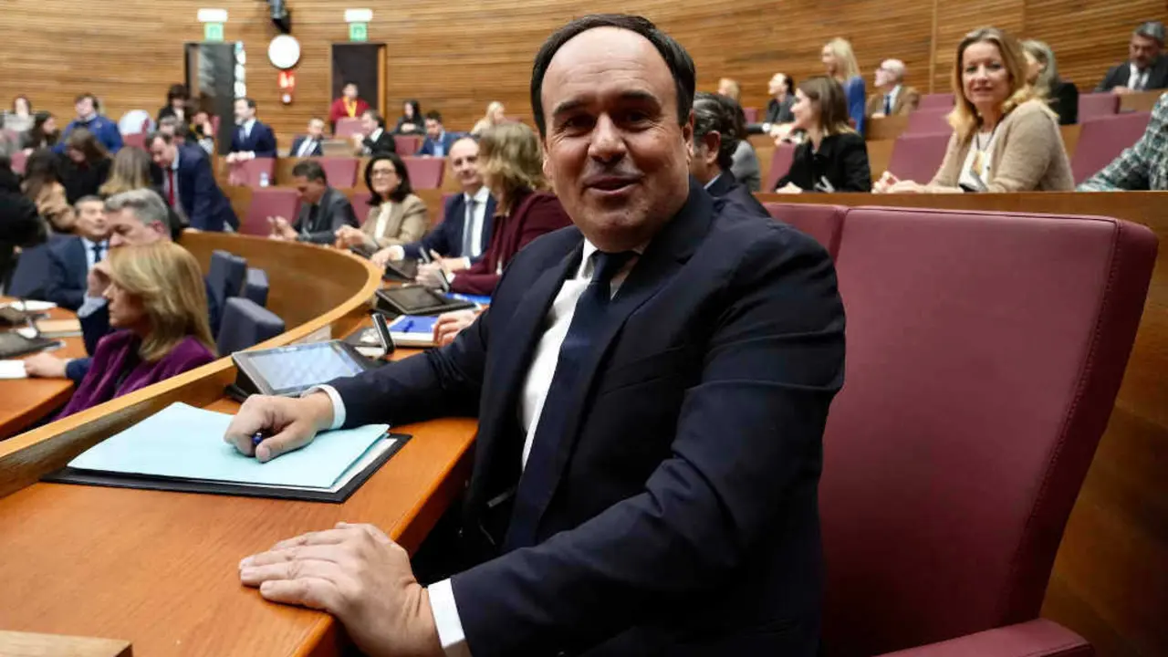 Juanfran P&eacute;rez Llorca (PP), novo presidente do Pa&iacute;s Valenci&agrave;, o 27 de novembro de 2025 durante o debate de investidura nas Corts Valencianes. (Foto: Eduardo Manzana / Europa Press)
