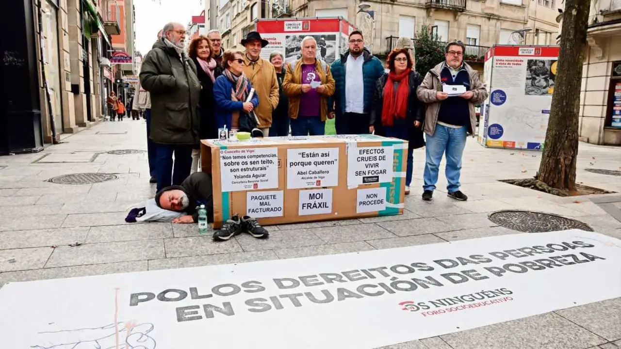 Membros do foro sociocultural Os Ningu&eacute;ns, acompa&ntilde;ados de ed&iacute;s do grupo municipal do BNG, en Vigo, esta sexta feira.