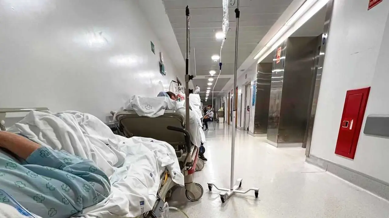 Doentes nos corredores do CHUAC ante a falta de camas dispo&ntilde;&iacute;beis a semana pasada. (Foto: N&oacute;s Diario)