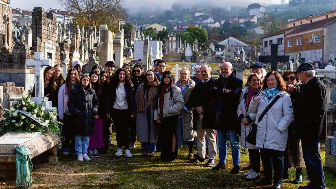 Homenaxe Blanco Amor, no cemiterio de San Francisco, esta segunda feira. (Foto: Deputaci&oacute;n de Ourense)