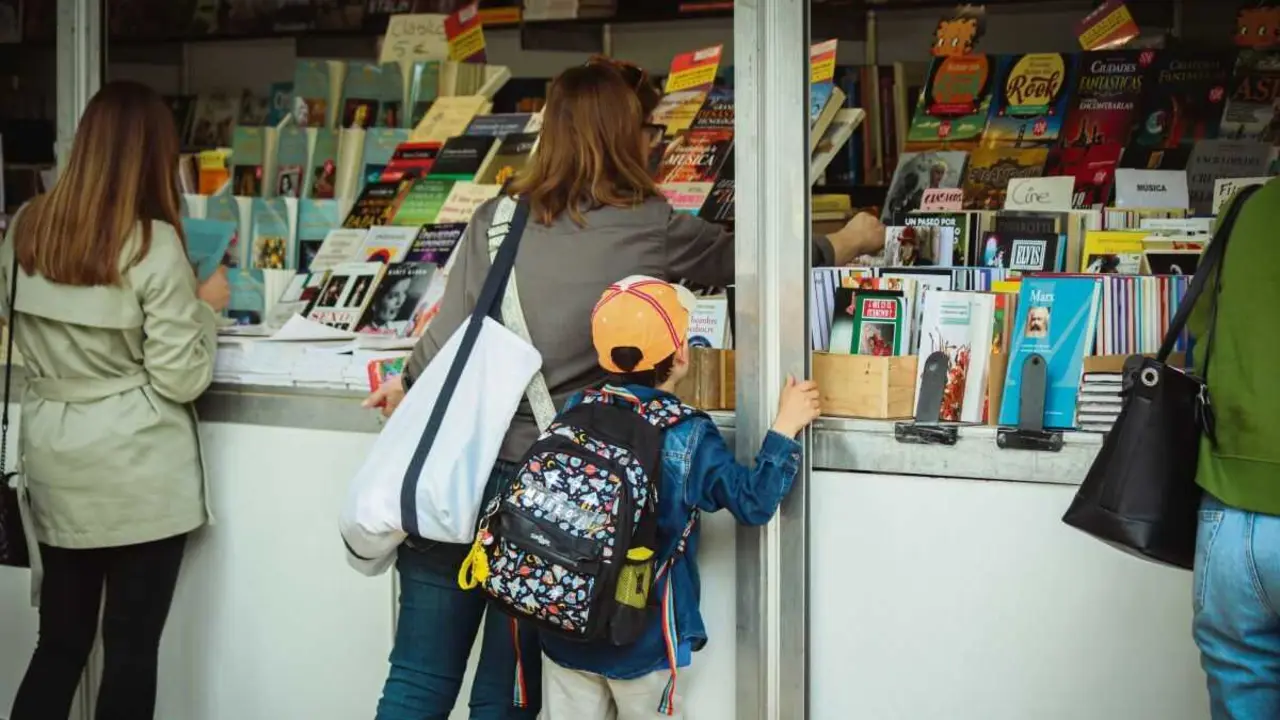 Varias persoas comprando libros nun posto en Compostela. (Foto: Arxina)