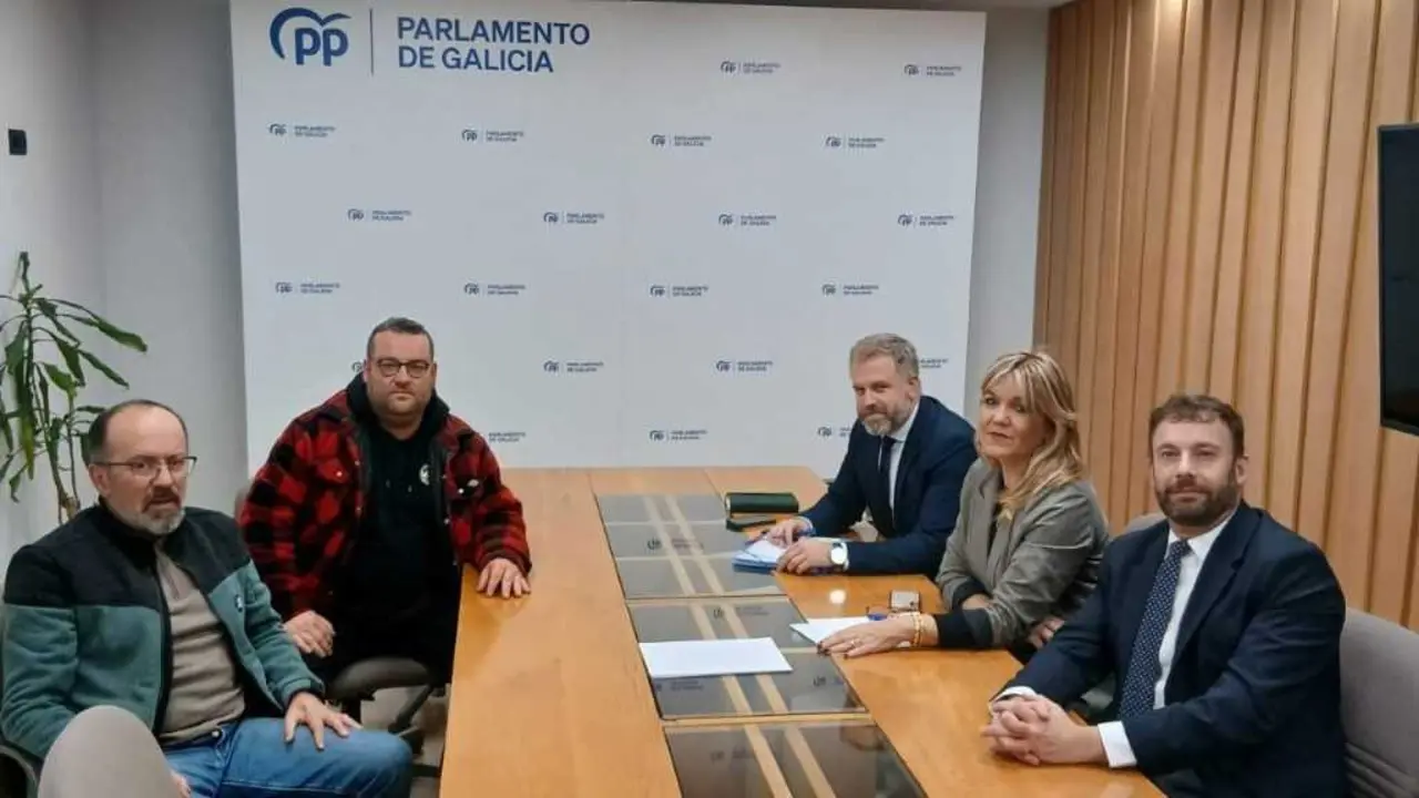 Reuni&oacute;n entre Ulloa Viva e o grupo parlamentario do PP, esta terza feira 2 de decembro. (Foto: Ulloa Viva)
