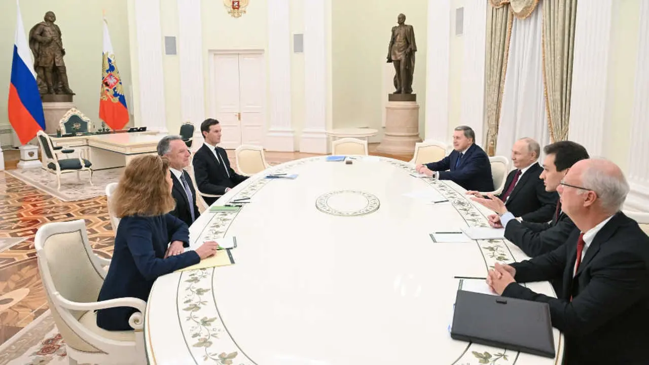 &Aacute; esquerda a delegaci&oacute;n estadounidense o 2 de decembro de 2025 en Moscova (Rusia), composta por unha tradutora, Steve Witkoff e Jared Kushner, e &aacute; dereita a rusa, con Yuri Ushakov, o presidente Vladimir Putin, un int&eacute;rprete e Kirill Dmitriev.  (Foto: Kremlin / DPA v&iacute;a Europa Press)