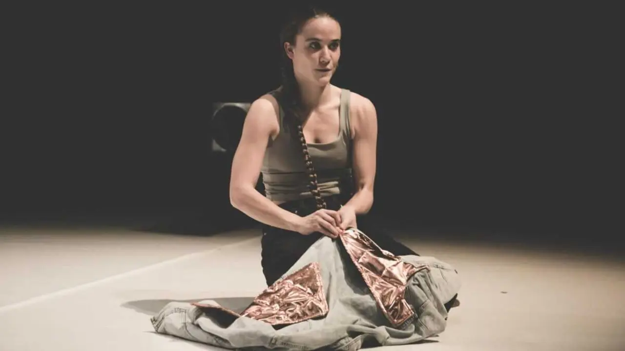 A coru&ntilde;esa Greta representando a s&uacute;a obra "SINP'A", da autor&iacute;a do seu colectivo de danza. (Foto: Ezequiel Angeloni)