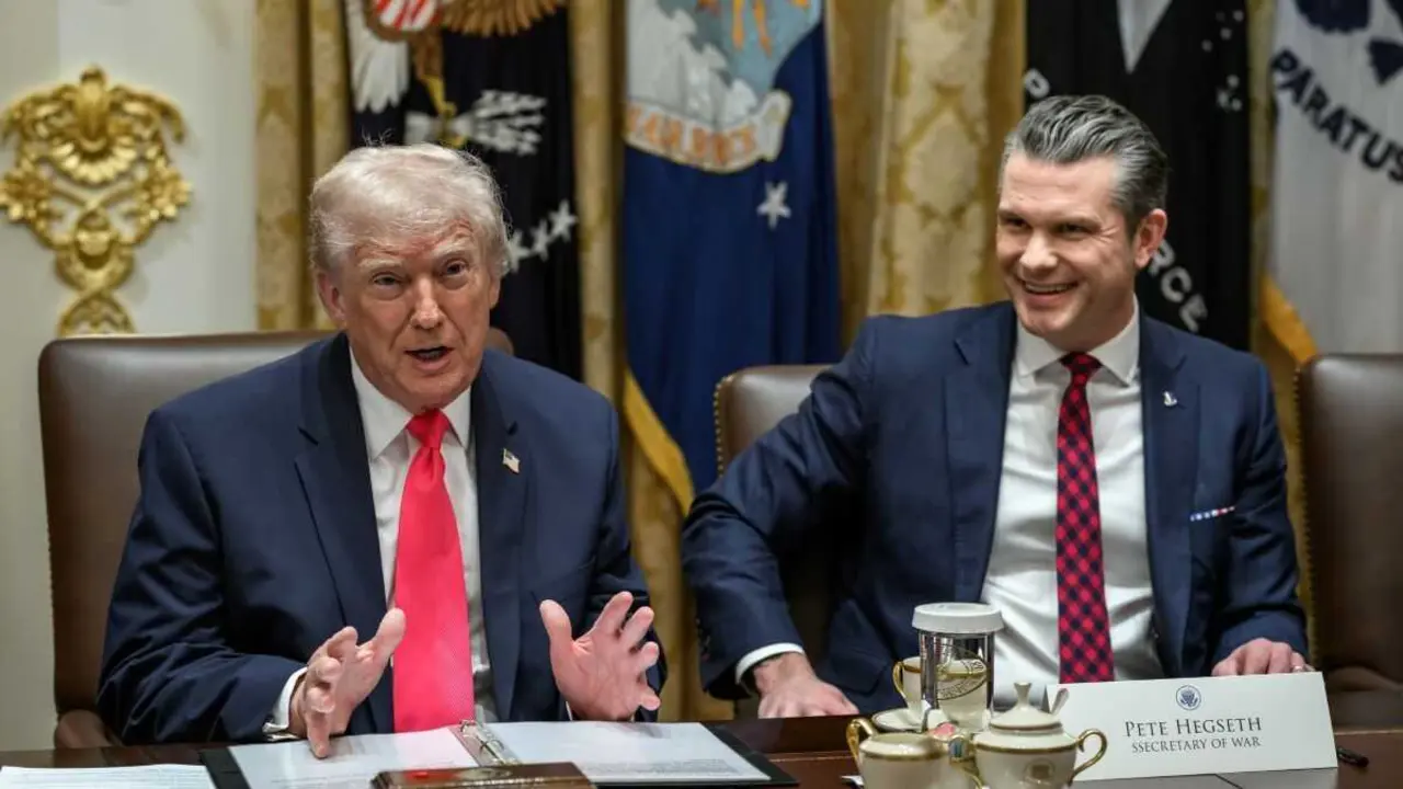 Donald Trump e Pete Hegseth, o 2 de decembro. (Foto: Daniel Torok / White House)