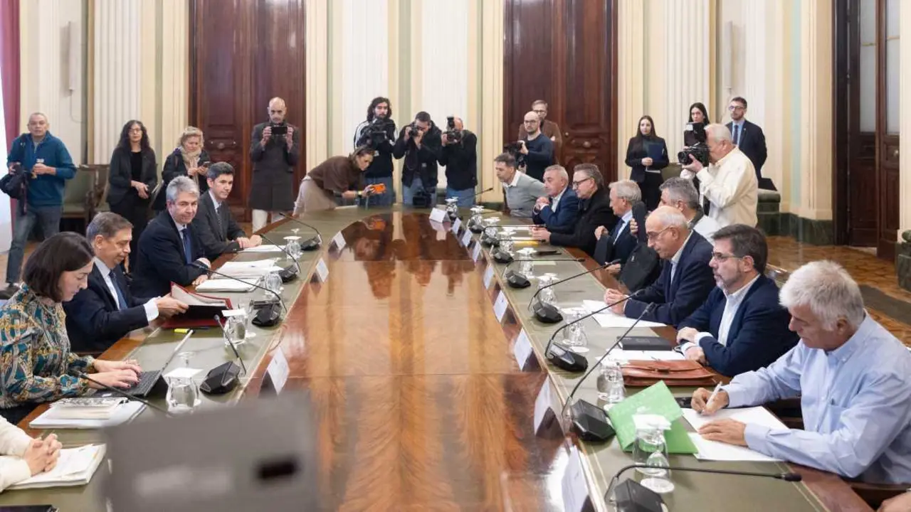 Reuni&oacute;n do ministro de Agricultura, Pesca e Alimentaci&oacute;n, Luis Planas, segundo pola esquerda, coas organizaci&oacute;ns profesionais agrarias e cooperativas, esta sexta feira. (Foto: Eduardo Parra / Europa Press)