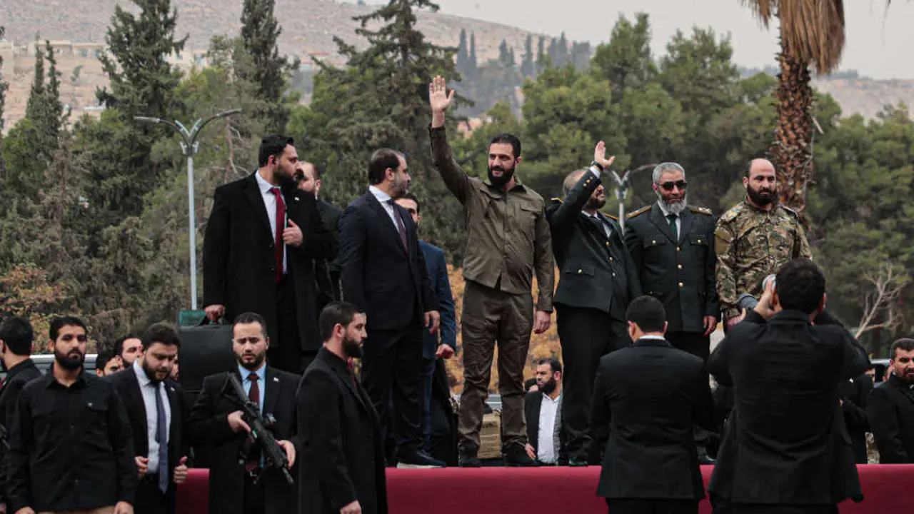 O l&iacute;der de facto do Goberno xihadista en Damasco, Abu Mohammed al Golani (4&ordm; pola dereita), o 8 de decembro de 2025 no desfile militar na capital siria. (Foto: Mohammed Al-Rifai / DPA)