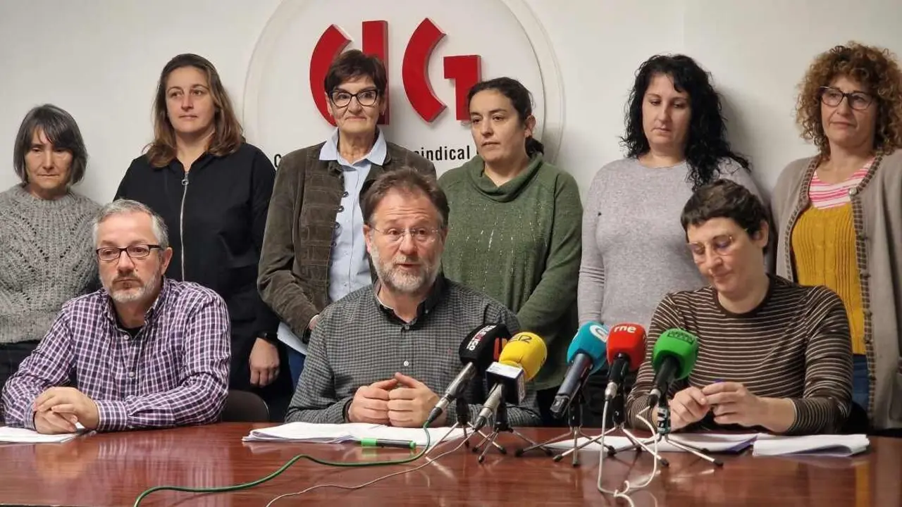 Paulo Carril, no centro, xunto  membros da CIG na comparecencia desta terza feira. (Foto: Pedro Davila / Europa Press)