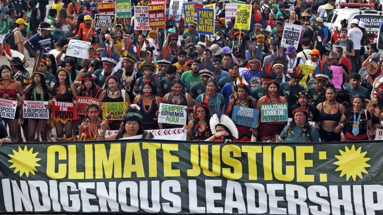 Comunidades ind&iacute;xenas marchan en Bel&eacute;m baixo o lema Somos a resposta o 17 de novembro durante a conferencia mundial sobre o clima COP30. (Foto: Bruno Peres / Agencia Brazil / dpa)