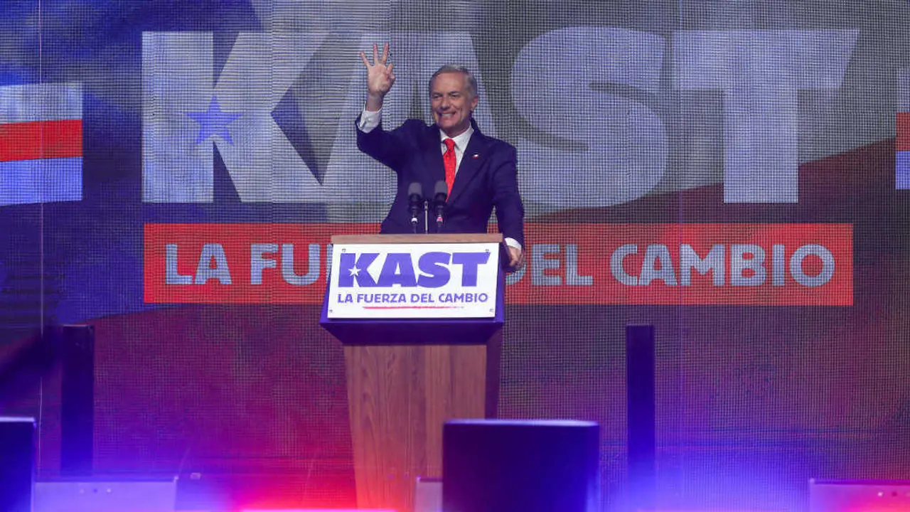 Jos&eacute; Antonio Kast (Partido Republicano), o 17 de novembro de 2025, ap&oacute;s co&ntilde;ecer que clasificou &aacute; rolda final das elecci&oacute;ns presidenciais de Chile ao obter a segunda praza tras Jeannette Jara (Unidade por Chile). (Foto: Zhu Yubo / Europa Press / Contacto)