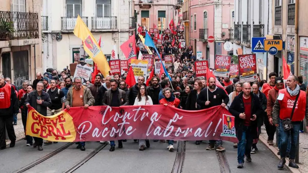 Manifestaci&oacute;n polas r&uacute;as de Lisboa, esta quinta feira. (Foto: Georg Moritz / dpa)
