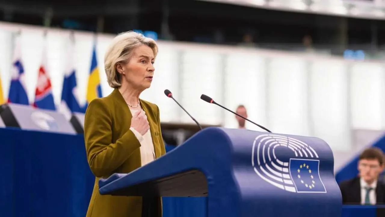 A presidenta da Comisi&oacute;n Europea, Ursula von der Leyen, intervindo no Parlamento Europeo. (Foto: Philipp von Ditfurth / DPA)