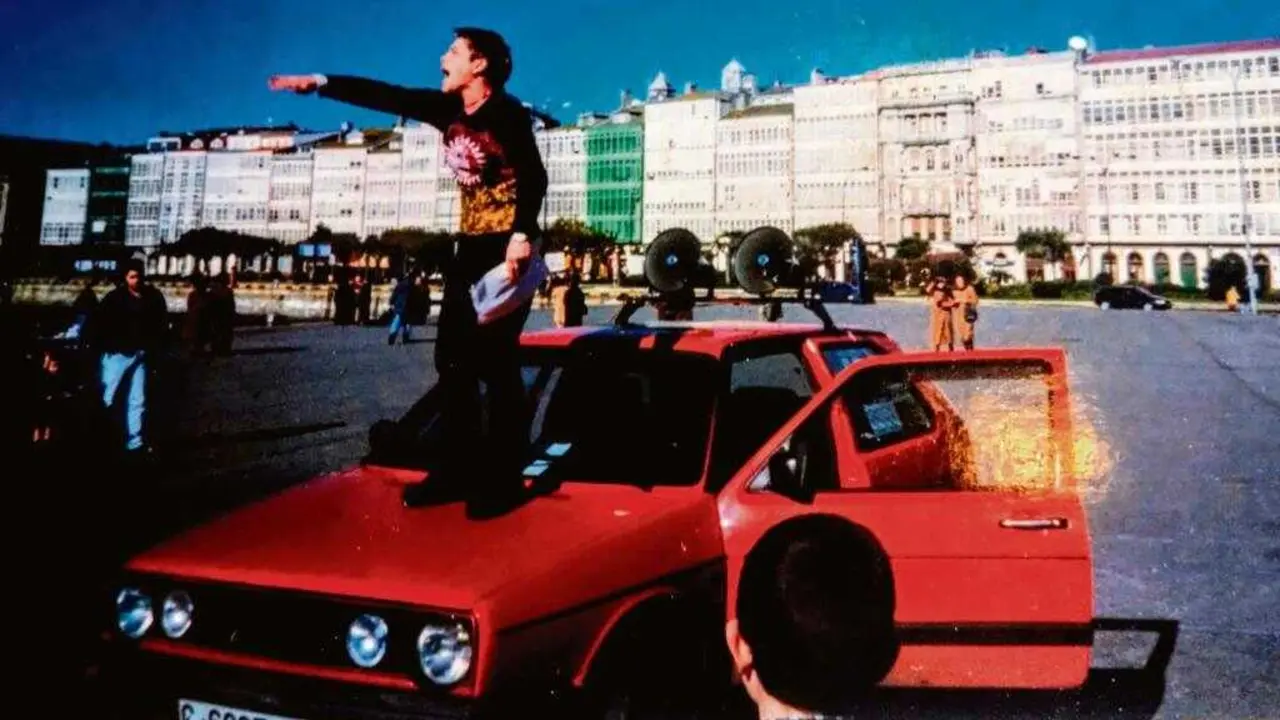 Marisol Manfurada en 1999 na Coru&ntilde;a, nunha protesta contra a expulsi&oacute;n dun dos barcos pesqueiros da d&aacute;rsena. (Foto: Arquivo de Marisol Manfurada)